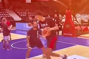 杨毅此前：我和周琦探讨过，中国若有文班这样的球员，基本12岁后就消失